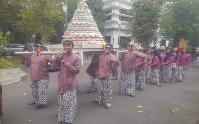 Siswa Trapsilla SMAN 9 Yogyakarta Bawa Gunungan Jajan Pasar dalam Kirab Budaya Pasar Terban